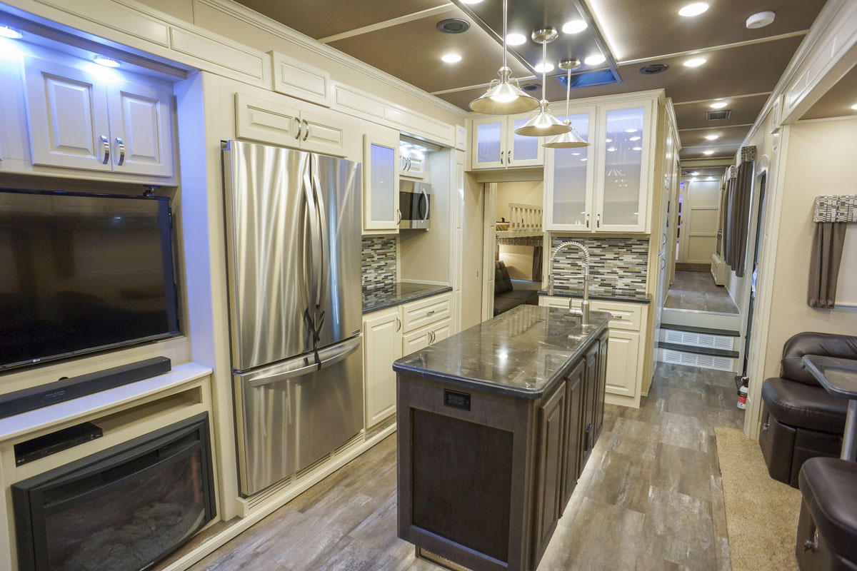 luxury fifth wheel 42MD mid den1200px