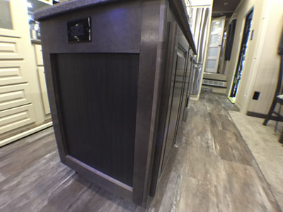 Luxe luxury fifth wheel island